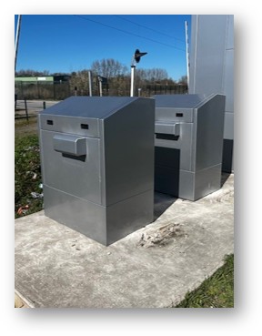 Deux abris AVAC en service sur un socle en béton