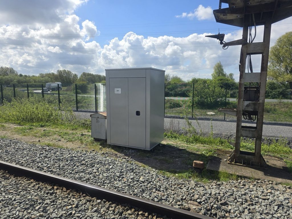 Enveloppe SafeBox AV sur un socle en béton préparé