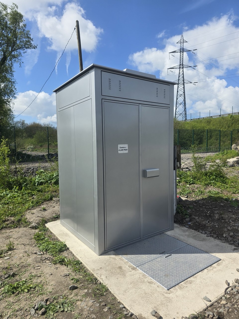 Enveloppe SafeBox AV sur sa dalle à proximité de la voie principale