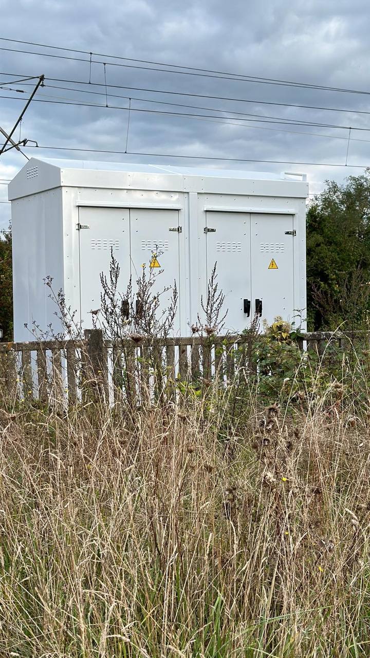 Armoire SafeBox RT porte ouverte sur le bâti d’équipements